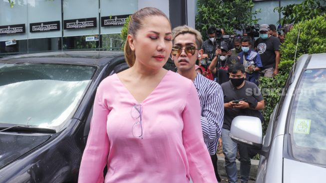 Emma Waroka Ngamuk Disentil soal Suaminya yang Brondong, 18 Tahun Lebih Muda