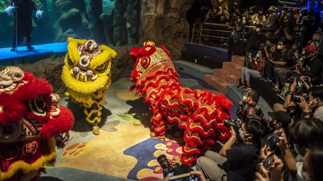 Barongsai beraksi menghibur pengunjung di akuarium SeaWorld Ancol, Jakarta, Senin (24/1/2022).  ANTARA FOTO/Muhammad Adimaja