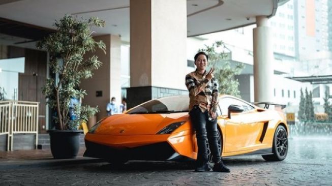 Doni Salmanan bergaya di samping Lamborghini (Instagram)