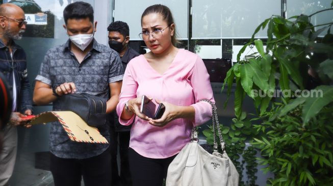 Artis Emma Waroka saat datang untuk membuat laporan di Polda Metro Jaya, Jakarta Selatan, Senin (24/1/2022). [Suara.com/Alfian Winanto]