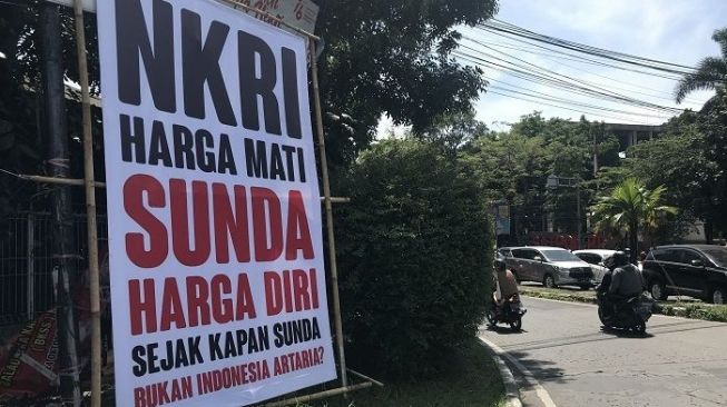 Spanduk bertuliskan, 'NKRI Harga Mati Sunda Harga Diri Sejak Kapan Sunda Bukan Indonesia, Arteria?'.[Ayobandung.com/Gelar Aldi S]