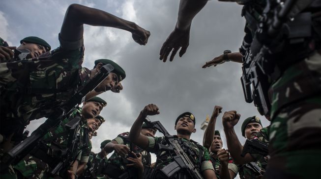 Prajurit TNI AD menyanyikan yel-yel saat mengikuti Apel Gelar Pasukan Jajaran TNI Angkatan Darat (AD) Wilayah Jabodetabek di Lapangan Monas, Jakarta, Selasa (25/1/2022). [ANTARA FOTO/Aprillio Akbar]