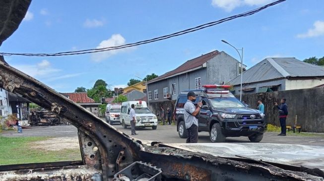 Proses evakuasi belasan jenazah hangus terbakar saat bentrokan di tempat karaoke Double0 di Sorong. (Antara)