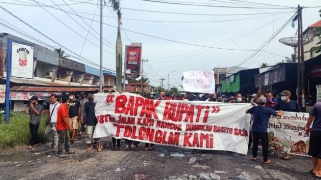 Warga Unjuk Rasa Lantaran Jalan tak Kunjung Diperbaiki, Trisno Berjanji Sebelum Pemilu akan Direalisasi