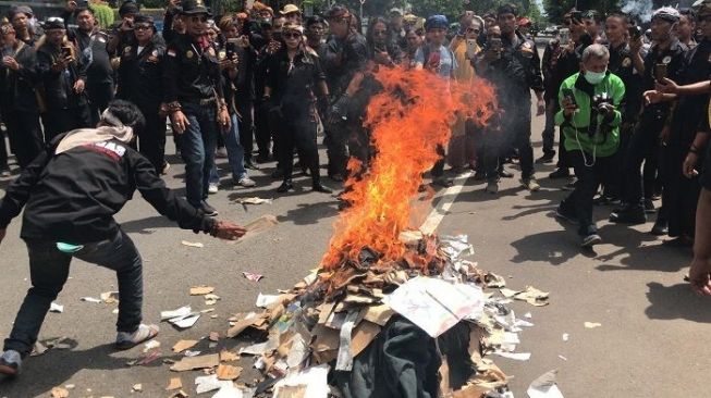 Desak Arteria Dahlan Dipecat, Massa Aksi Gelar Atraksi Debus dan Bakar Diri di Depan Gedung Sate