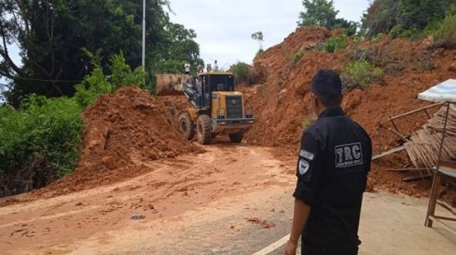 Diterjang Longsor, Akses Jalan Menuju Objek Wisata Mandeh Pesisir Selatan Terputus