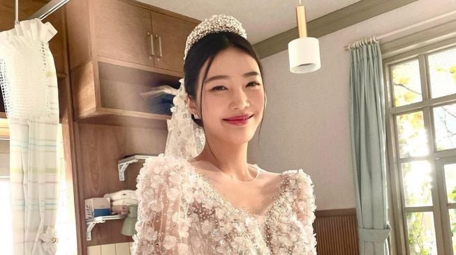 Joy Red Velvet pakai gaun pengantin di The One and Only (Instagram/@jtbcdrama)