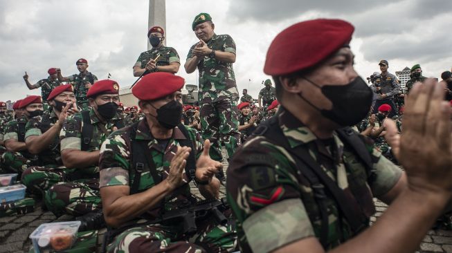 KSAD Jenderal TNI Dudung Abdurachman (kanan) menyanyikan yel-yel bersama prajurit Kopassus dalam Apel Gelar Pasukan Jajaran TNI Angkatan Darat (AD) Wilayah Jabodetabek di Lapangan Monas, Jakarta, Selasa (25/1/2022). [ANTARA FOTO/Aprillio Akbar]