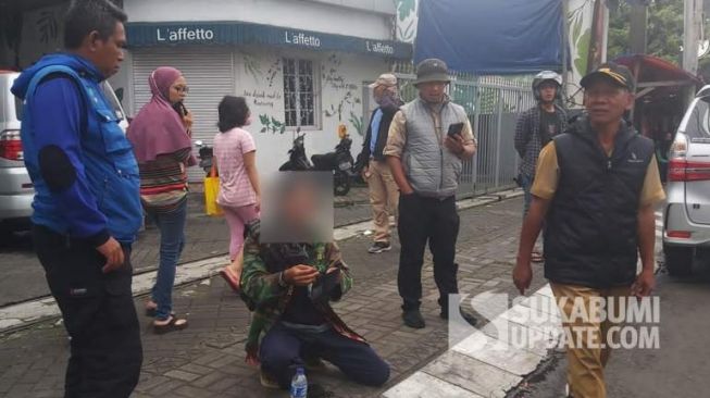 Identitas Pria yang Salat di Tengah Jalan Ahmad Yani Terbongkar, Ternyata Santri di Sebuah Pesantren di Sukabumi