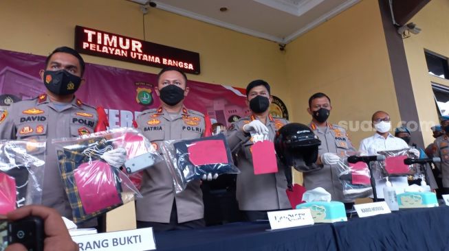 Polisi menunjukkan barang bukti pengeroyokan kakek Wiyanto Halim hingga tewas di Jakarta Timur. (Suara.com/Yaumal)
