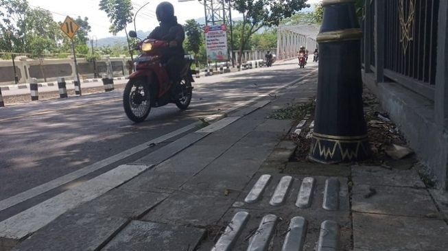 Aduh, Tak Ramah Difabel, Guiding Block Tunanetra di KSPN Borobudur Terhalang Tiang dan Pohon