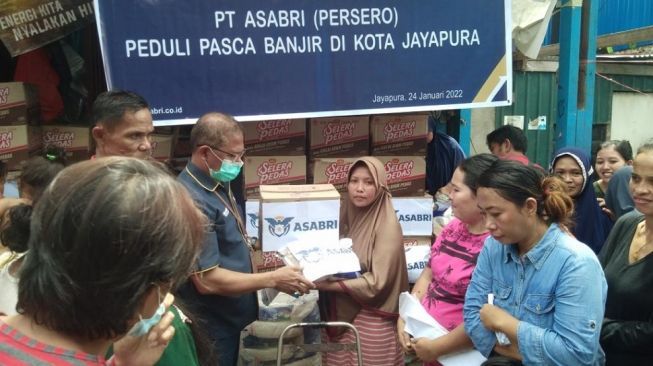 Asabri Bagikan Sembako ke Korban Terdampak Banjir di Jayapura