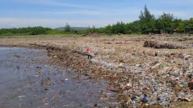 Mengerikan! Pantai Pancer Kabupaten Jember Tertutup Sampah