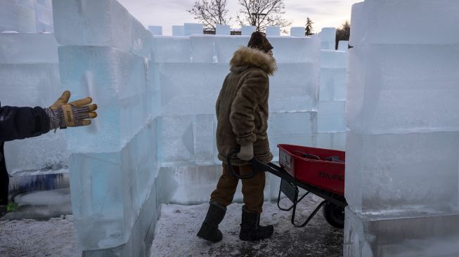 Petugas bekerja di Ice Palace Maze, Stillwater, Minnesota, Amerika Serikat, pada (21/1/2022). [KEREM YUCEL / AFP]