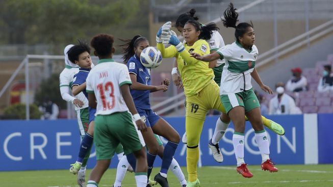 Penjaga gawang Timnas putri Indonesia Fani (kedua kanan) mencoba menangkap bola saat bertanding melawan Timnas putri Thailand dalam laga Grup B Piala Asia 2022 di DY Patil Stadion, Navi Mumbai, India, Senin (24/1/2022). [ANTARA FOTO/HO/Humas PSSI]