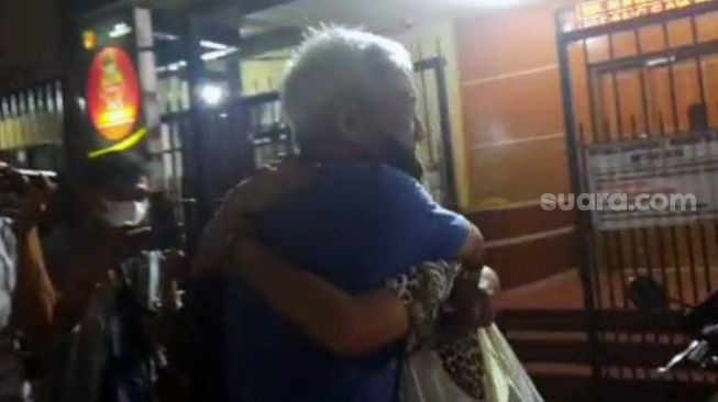 Neira J Kalangi (26), korban KDRT, memeluk sang ayah usai penangguhan penahanannya terkait kasus ilegal akses yang dilaporkan suaminya, dikabulkan Polda Metro Jaya, Selasa (25/1/2022). [Suara.com/Muhammad Yasir]