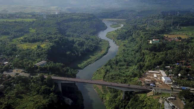 Foto udara Sungai Citarum yang menjadi perbatasan antara Kabupaten Bandung Barat dengan Kabupaten Cianjur di Haurwangi, Kabupaten Cianjur, Jawa Barat, Selasa (25/1/2022). [ANTARA FOTO/Raisan Al Farisi]