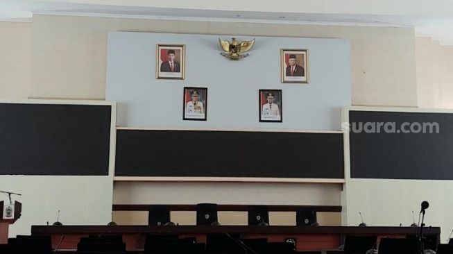 Foto Nurdin Abdullah bersama Andi Sudirman Sulaiman masih terpajang di ruang rapat Kantor Gubernur Sulawesi Selatan, Selasa 25 Januari 2022 [SuaraSulsel.id/Lorensia Clara Tambing]