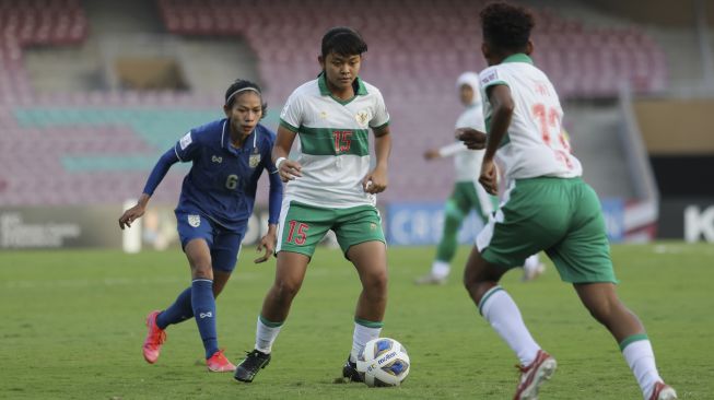 Pemain Timnas putri Indonesia Helsya Maeisyaroh (tengah) menguasai bola dengan dibayangi pemain Timnas putri Thailand Pikul Khueanpet (kiri) dalam pertandingan Grup B Piala Asia 2022 di DY Patil Stadion, Navi Mumbai, India, Senin (24/1/2022). [ANTARA FOTO/HO/Humas PSSI]