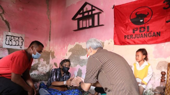 Gubernur Ganjar Salurkan Bantuan untuk Kader PDIP di Brebes