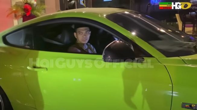 Ustaz Abdul Somad naik mobil sport Ford Mustang. (Youtube/hai guys official)