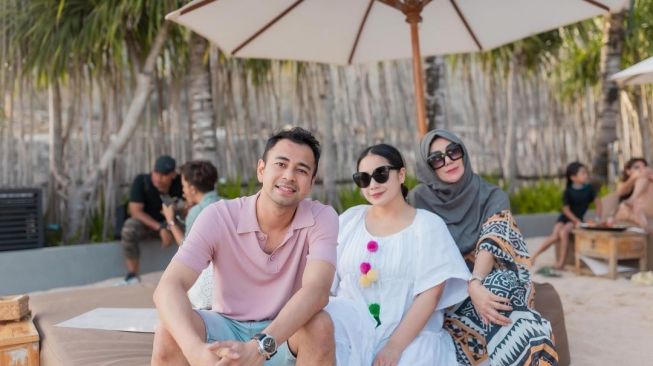 Raffi Ahmad dan Nagita Slavina liburan bersama keluarga besarnya di Bali (@raffinagita1717)