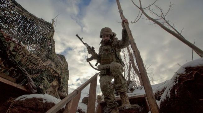 Seorang tentara Ukraina berjalan di posisi tempur dekat garis pemisahan dari pemberontak yang didukung Rusia di dekat Horlivka di wilayah Donetsk, Ukraina, 22 Januari 2022. (ANTARA/Reyuters/Anna Kudriavtseva/as)