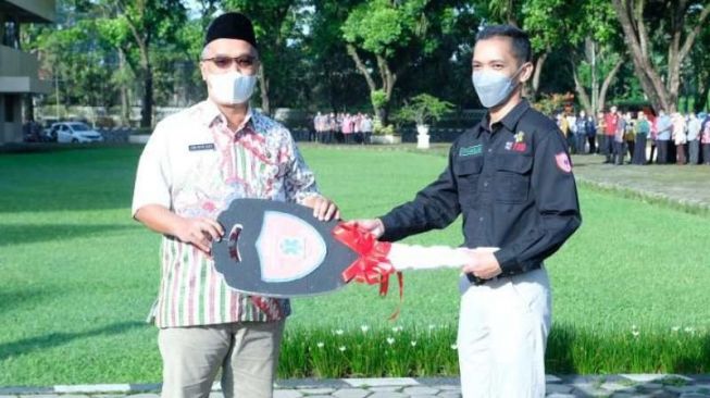 Wali Kota Magelang Muchamad Nur Aziz (kiri) secara simbolis menyerahkan replika kunci ambulans kepada perwakilan petugas pada acara peresmian UPT PSC 19 di Magelang, Selasa (25/1/2022). (ANTARA/HO Bagian Prokompim Kota Magelang) 