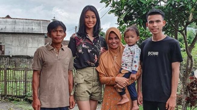 5 Potret Miss Grand Indonesia 2022 Pulang Kampung ke Muara Enim, Ditemani Ivan Gunawan