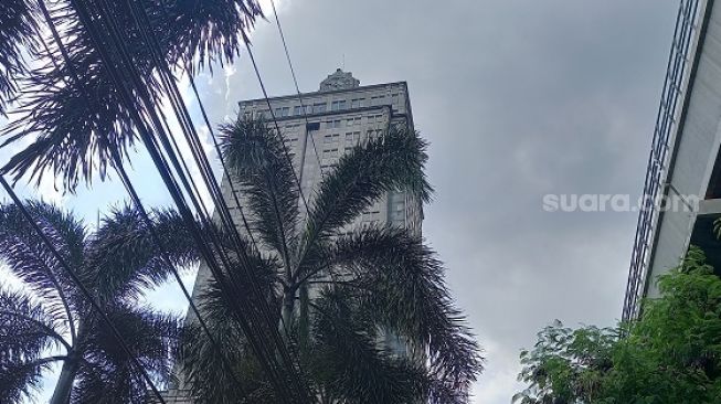 Penampakan Menara Saidah, gedung terbengkalai di MT Haryono yang terkenal menjadi lokasi angker di Jakarta. (Suara.com/Yosea Arga)