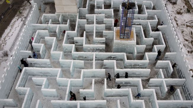 Foto udara Ice Palace Maze di Stillwater, Minnesota, Amerika Serikat, pada (21/1/2022). [KEREM YUCEL / AFP]