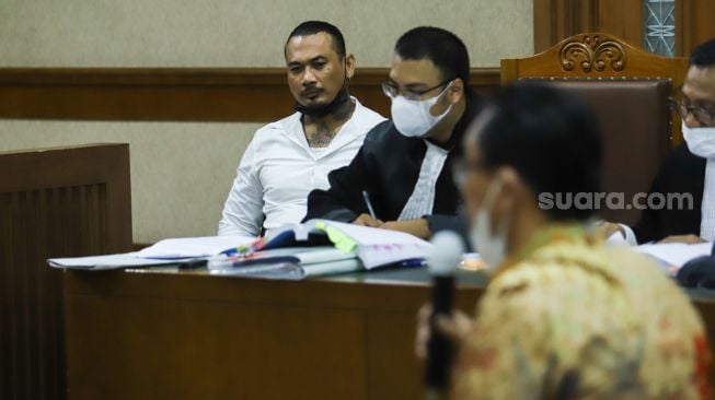 Musisi I Gede Ari Astina atau Jerinx SID saat menjalani sidang lanjutan kasus pengancaman di Pengadilan Negeri Jakarta Pusat, Selasa (25/1/2022). [Suara.com/Alfian Winanto]