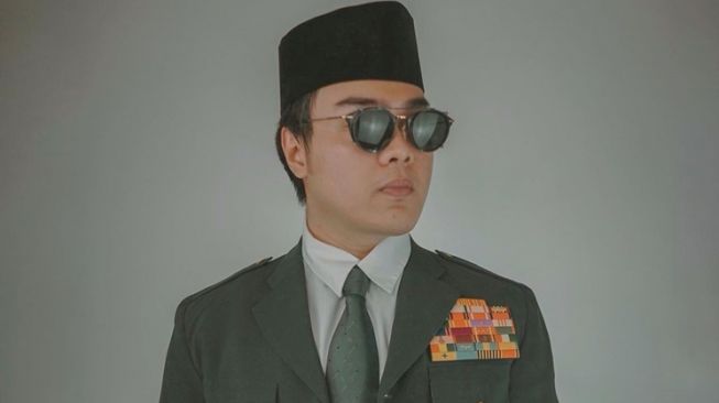 Penampilan Jeje Soekarno, yang mengikuti gaya sang kakek, Eks Presiden Soekarno. [Instagram]