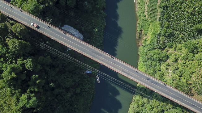 Foto udara Sungai Citarum yang menjadi perbatasan antara Kabupaten Bandung Barat dengan Kabupaten Cianjur di Haurwangi, Kabupaten Cianjur, Jawa Barat, Selasa (25/1/2022). [ANTARA FOTO/Raisan Al Farisi]