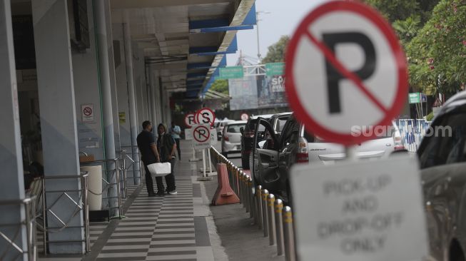 Petugas berada di Bandara Halim Perdanakusuma, Jakarta, Rabu (26/1/2022). [Suara.com/Angga Budhiyanto]