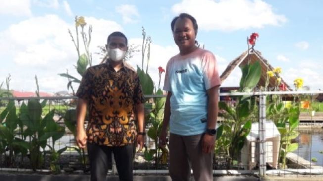 Rusdin Tompo bersama Kepala Desa Je'netallasa, Kecamatan Pallangga, Kabupaten Gowa, Sulawesi Selatan [SuaraSulsel.id/Dokumentasi Rusdin Tompo]