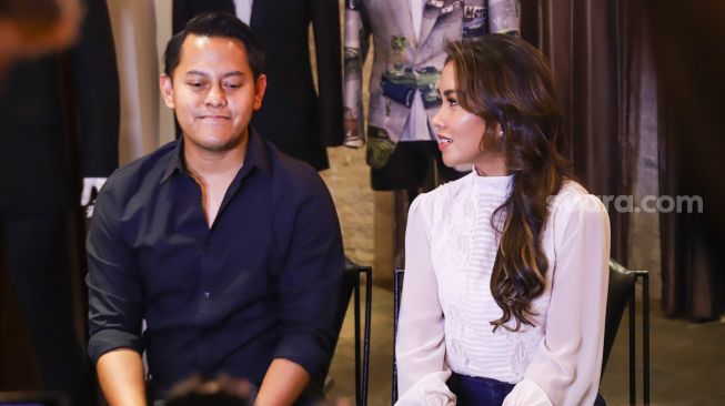 Presenter Melanie Putria dan calon suaminya, Aldico Sapardan saat ditemui usai fitting baju pernikahan mereka di Kawasan Taman Sari, Jakarta Barat, Rabu (26/1/2022). [Suara.com/Alfian Winanto]