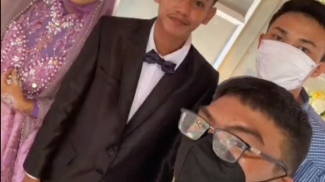 Viral Dua Pria Nekat Numpang Makan di Hajatan Orang Tak Dikenal, Sampai Foto Bareng Pengantin