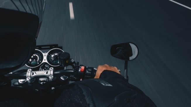 Ilustrasi mengendarai sepeda motor [Pexels].