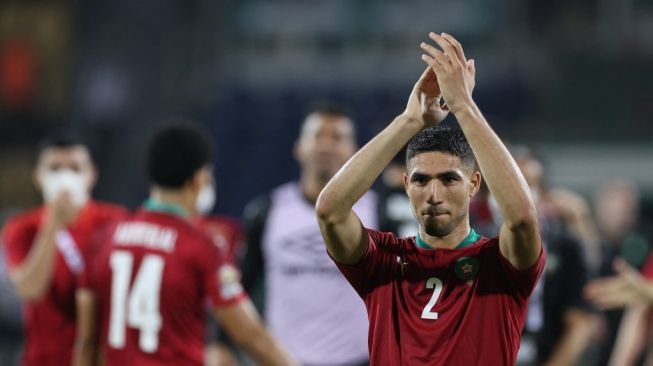 Bek Maroko Achraf Hakimi merayakan kemenangan dan lolos ke babak berikutnya pada akhir pertandingan babak 16 besar Piala Afrika 2021 antara Maroko vs Malawi di Stade Ahmadou-Ahidjo di Yaounde pada 26 Januari 2022.Kenzo Tribouillard / AFP.