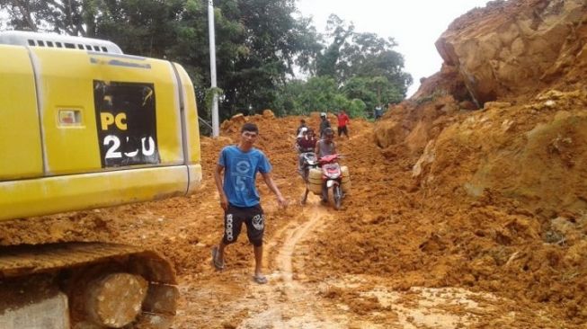 Masih Tertimbun Longsor, Jalan Menuju Objek Wisata Mandeh Pesisir Selatan Belum Bisa Dilewati