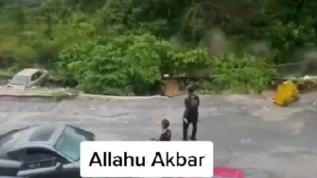 Ngeri, Detik-detik Tanah Longsor Telan Mobil di Sekitarnya, Warganet: Ya Allah di Mana Itu?