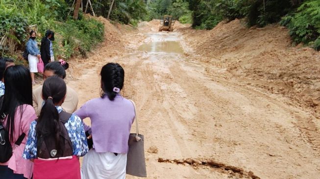 Siswa-siswi Dua Sekolah di Kubar Lewati Jalanan Tanah Berlumpur Saat Hujan, Bukti "Kekayaan" Provinsi Kaltim Kah?
