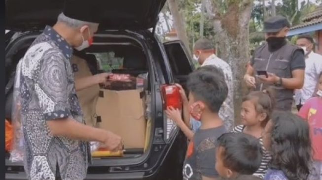 Ganjar Bagikan Mainan ke Anak-anak, Warganet Malah Curhat: Aku Mencintai Salah Satu Rakyat Bapak, Boleh?