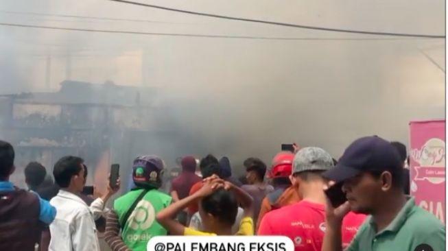 Viral Kebakaran Pertokoan Simpang Bombat, Warganet Doakan Tak Ada Korban Jiwa