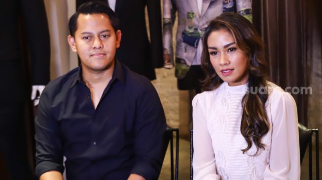 Presenter Melanie Putria dan calon suaminya, Aldico Sapardan saat ditemui usai fitting baju pernikahan mereka di Kawasan Taman Sari, Jakarta Barat, Rabu (26/1/2022). [Suara.com/Alfian Winanto]