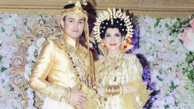 Pernikahan Ahmad Affandy dan Alessia Cestaro yang mengusung tema Bugis. [Instagram]