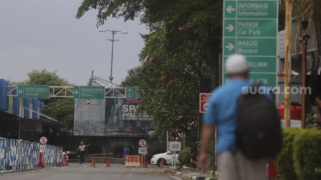 Warga berjalan di Bandara Halim Perdanakusuma, Jakarta, Rabu (26/1/2022). [Suara.com/Angga Budhiyanto]