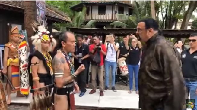Viral Video Steven Seagal Kunjungi Kalimantan hingga Cium Mandau, Warganet Sindir Edy Mulyadi