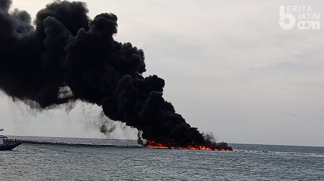 Kebakaran KM Khatijah di Perairan Pulau Sapudi, Dilaporkan Tiga ABK Terluka